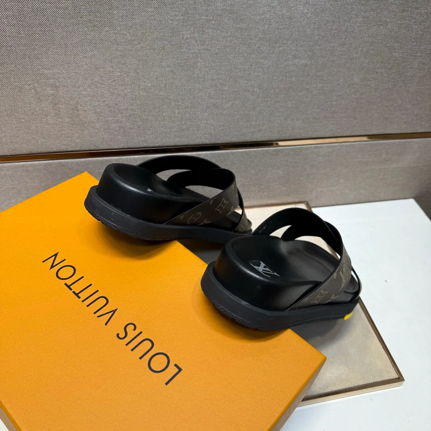 Men's men's shoes 💰pp420 [LV～] Men's casual slippers 2025z cabinet sales simultaneously 🔶Size: 38-44#️⃣ 🔷2 colors🔜The upper is made of multi-material splicing➕Cow leather lining, comfortable and breathable, sole: original comfortable, wear-resistant and non-slip outsole, ⚠️Real shot📱Photographed🎬The real thing is better📢📢📢